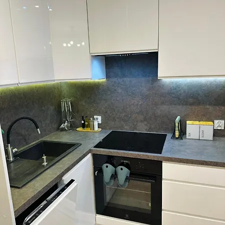 Ivy With Balcony & Private Parking Near Old Town *