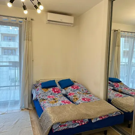 Ivy With Balcony & Private Parking Near Old Town *