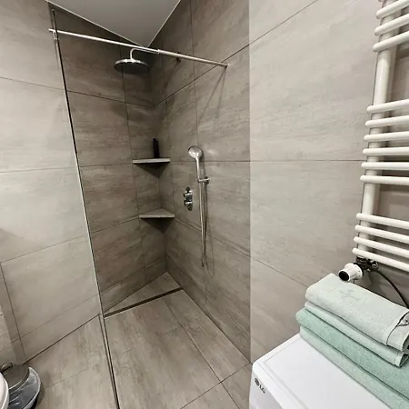 Ivy With Balcony & Private Parking Near Old Town *