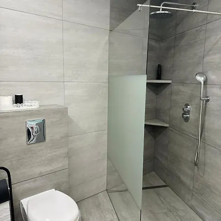 Ivy With Balcony & Private Parking Near Old Town *